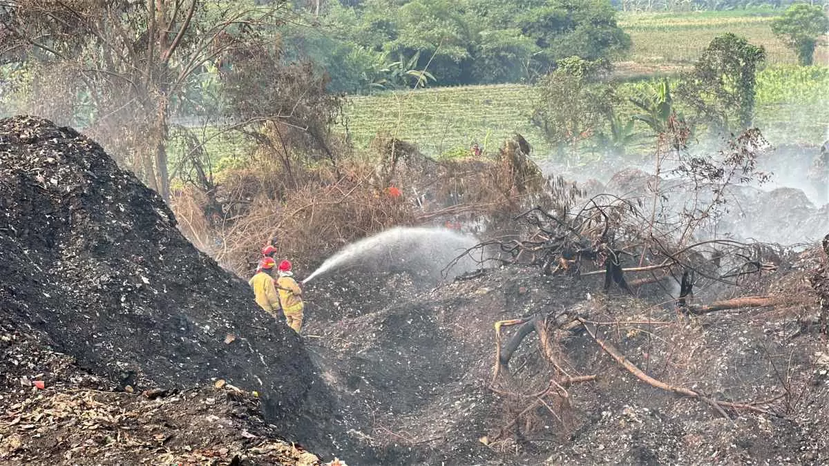 Kebakaran TPA Galuga, Rudy Susmanto Bongkar Gundukan Sampah untuk Padamkan Bara di Dalam