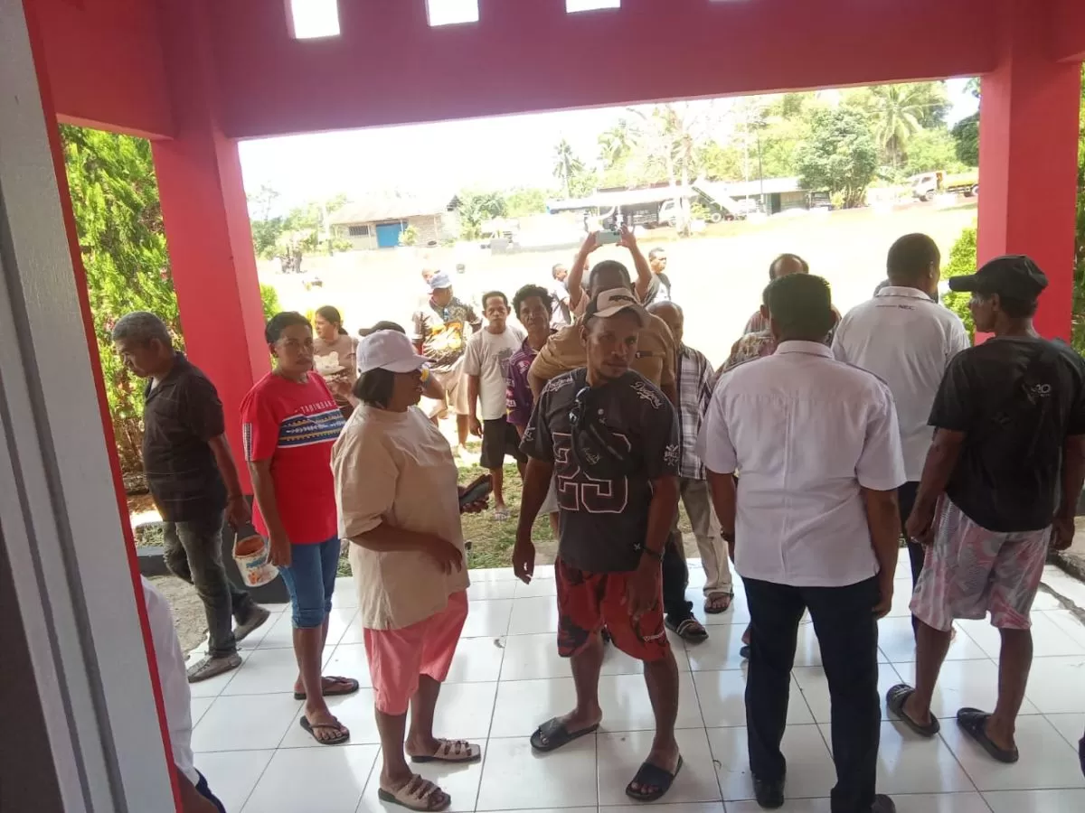 ‎Konflik Lahan Memanas, Warga Lorulung Segel Ruang Kerja Camat Wertamrian  ‎