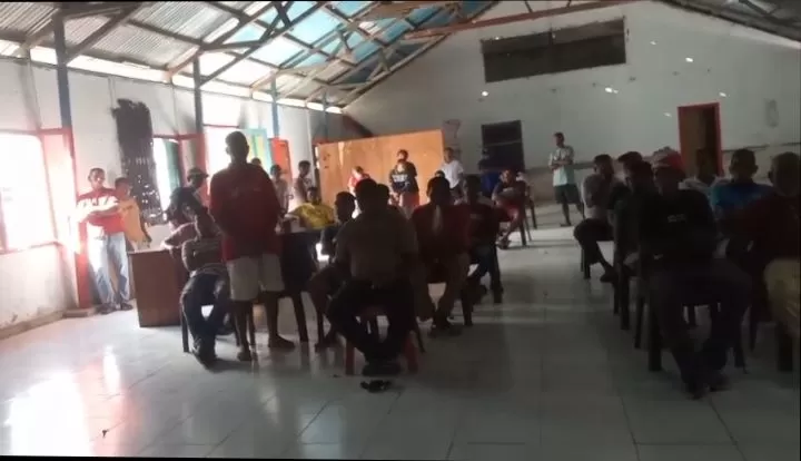 ‎Warga Desa Lorulun Meminta Camat Wertamrian Cayetanus Batmomolin, S.Sos. Diberhentikan dari Jabatannya  ‎