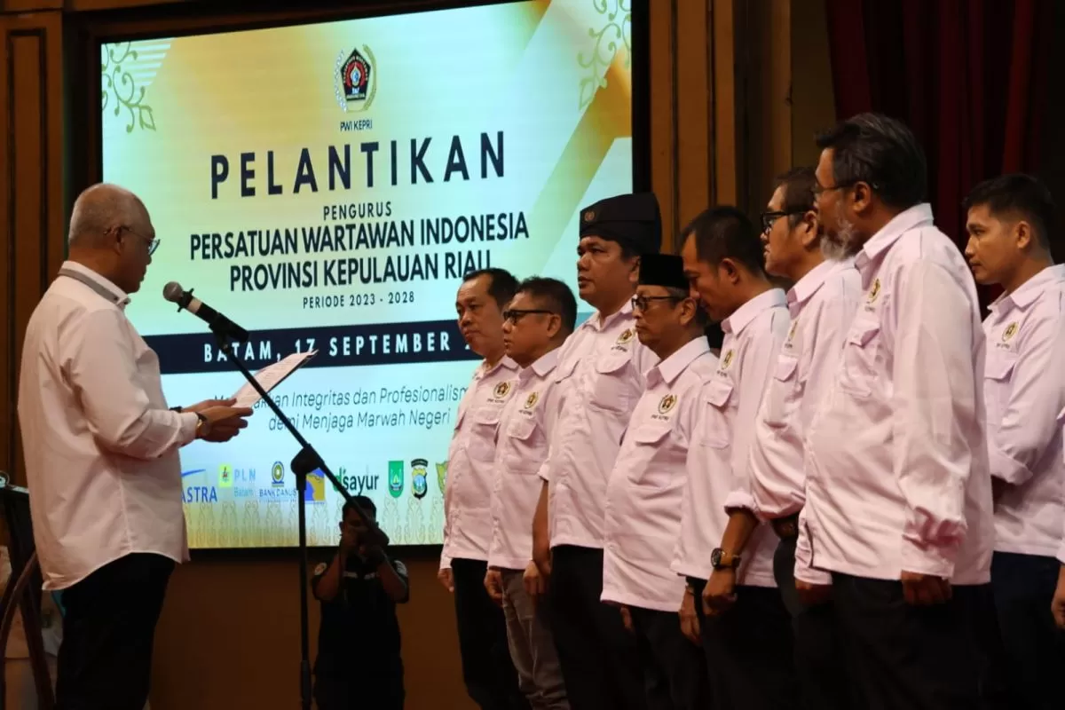 PWI Kepri Dilantik Ulang, Akhmad Munir Tekankan DNA Pejuang dan Profesionalisme Wartawan