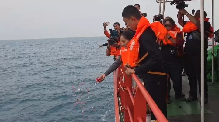 Keluarga Jurnalis iNews Yudhistiro Pranoto Tabur Bunga di Selat Sunda
