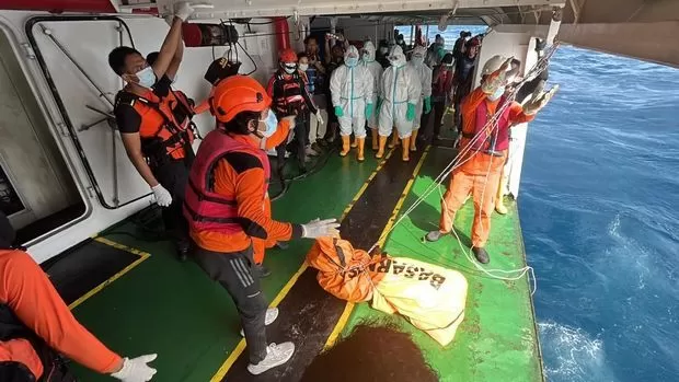 Basarnas Temukan Dua Korban KM Virgo Transport 8, Dievakuasi dengan Helikopter