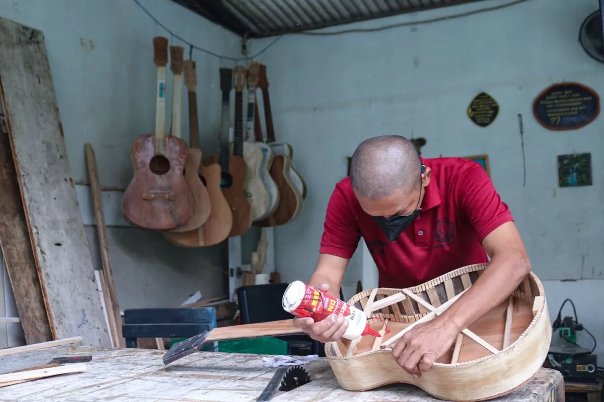 Lapas Cibinong Bekali Warga Binaan Keterampilan Membuat Gitar, Buka Peluang Usaha