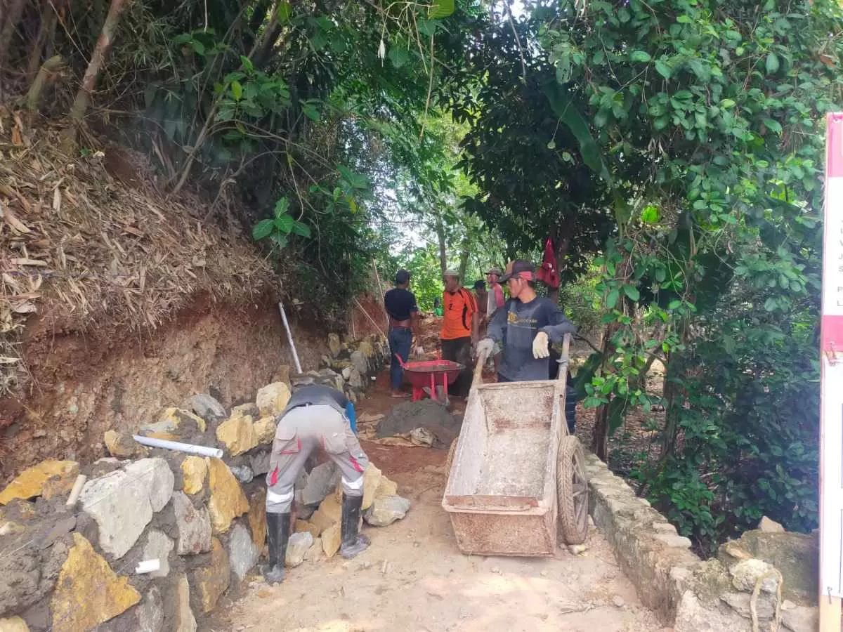 Dapat BKK Akselerasi, Pemdes Nambo Bangun TPT Makam Peuteuy