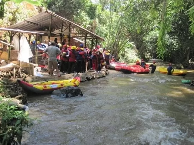 Kemarau, Warga Bogor Sulap Sungai Kalibaru Jadi Wisata Ngalun Rp5 Ribu