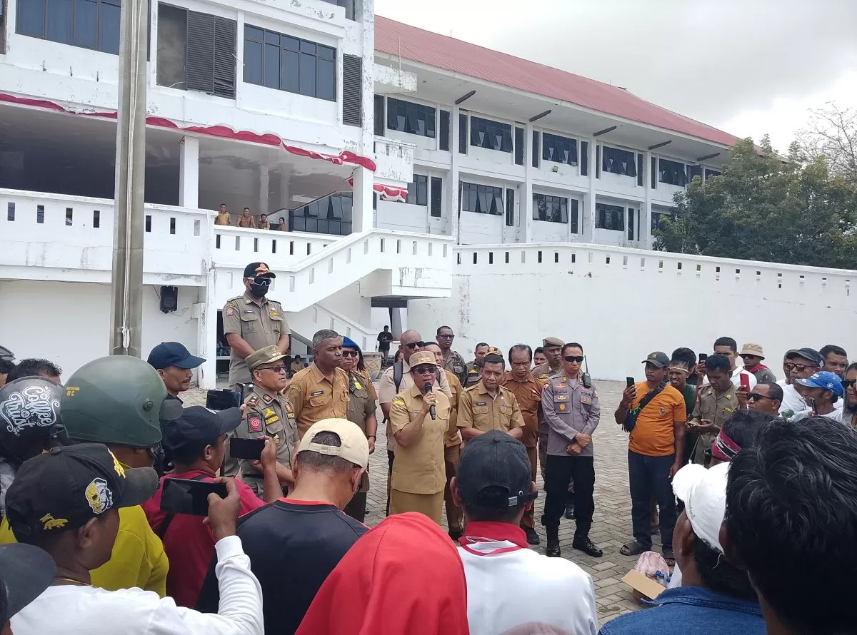 ‎Tolak HPH Yamdena, Ratusan Warga Kepung Pemkab Tanimbar dan Desak Evaluasi Izin PT KJB ‎