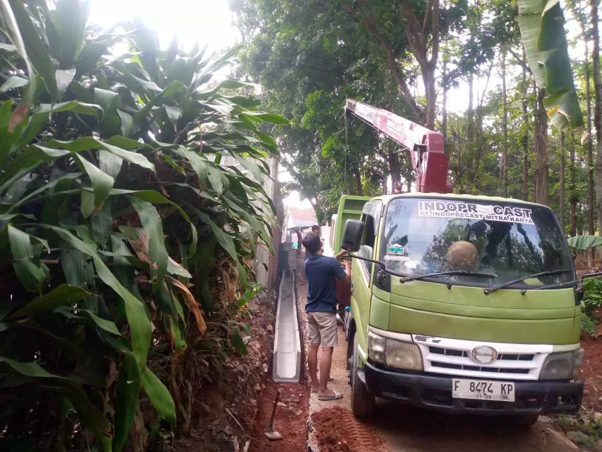 Perkuat Infrastruktur Lingkungan, Desa Nagrak Bangun Drainase di Kampung Nagrak