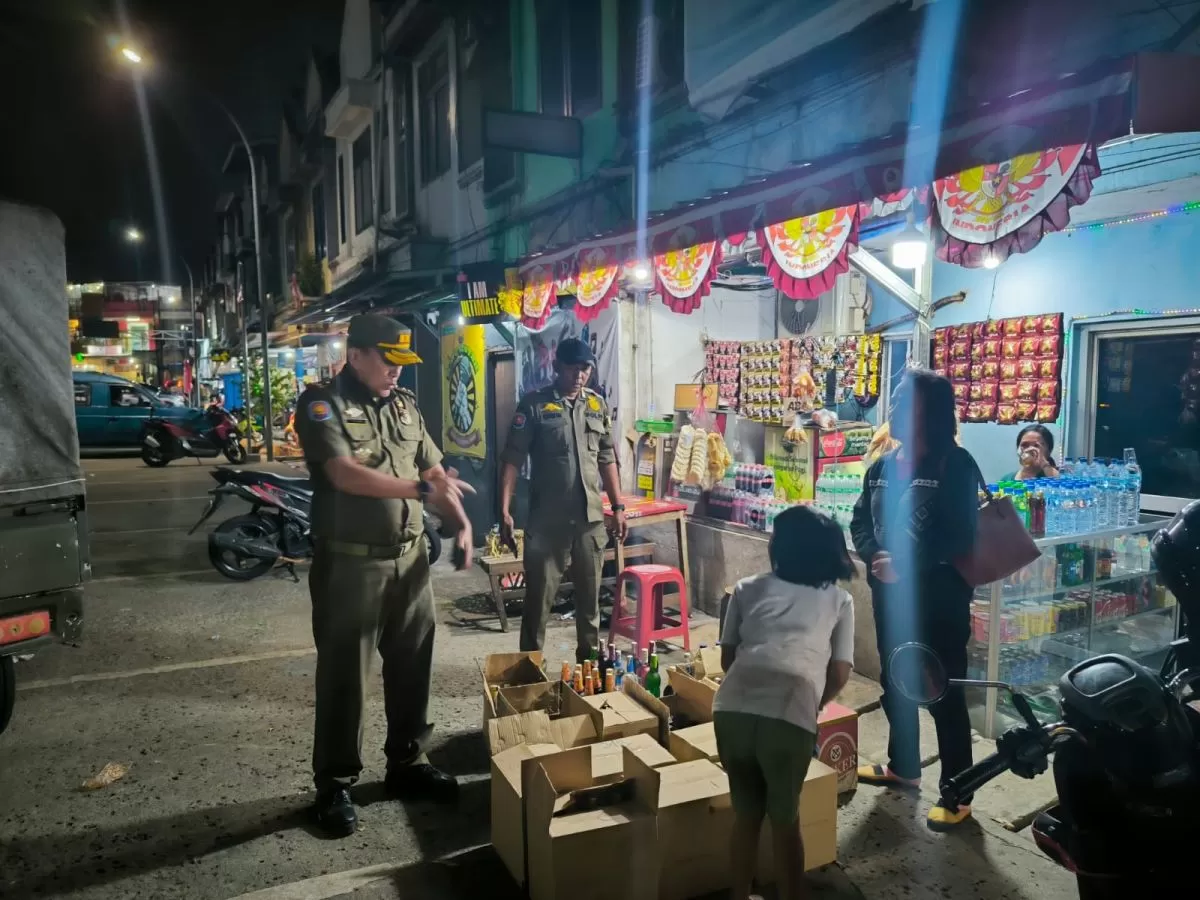 Empat Toko di Terminal Cibinong Ditertibkan, 1.482 Botol Miras Diamankan