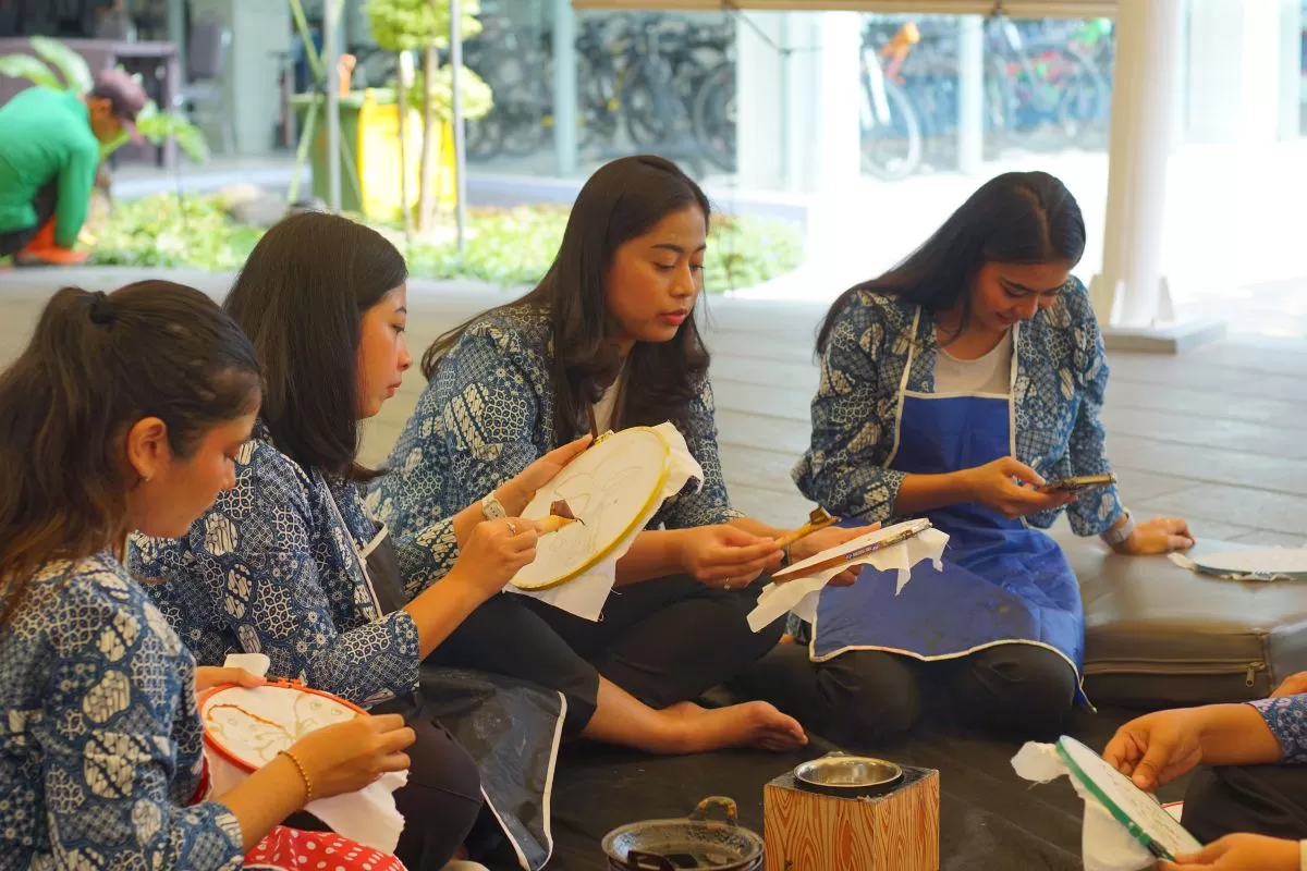 Rayakan Hari Batik Nasional, HARRIS Sentul City Bogor Dorong UMKM Lokal