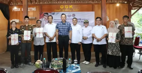 Wamen ATR/BPN Ossy Dermawan Serahkan Sertipikat Tanah di Gunungkidul, Bukti Kolaborasi untuk Kepastian Hukum