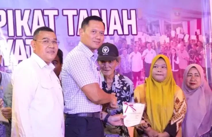 AHY Serahkan 129 Sertifikat Tanah di Sumbar, Diharapkan Tekan Konflik Agraria