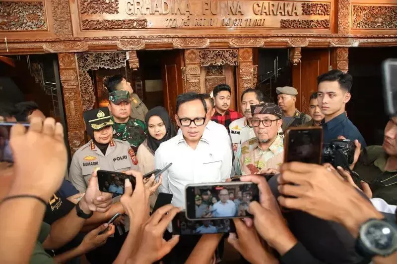 Wamendagri Bima Arya Ingatkan Pemkab Cirebon Segera Pulihkan Fasilitas Usai Aksi Massa