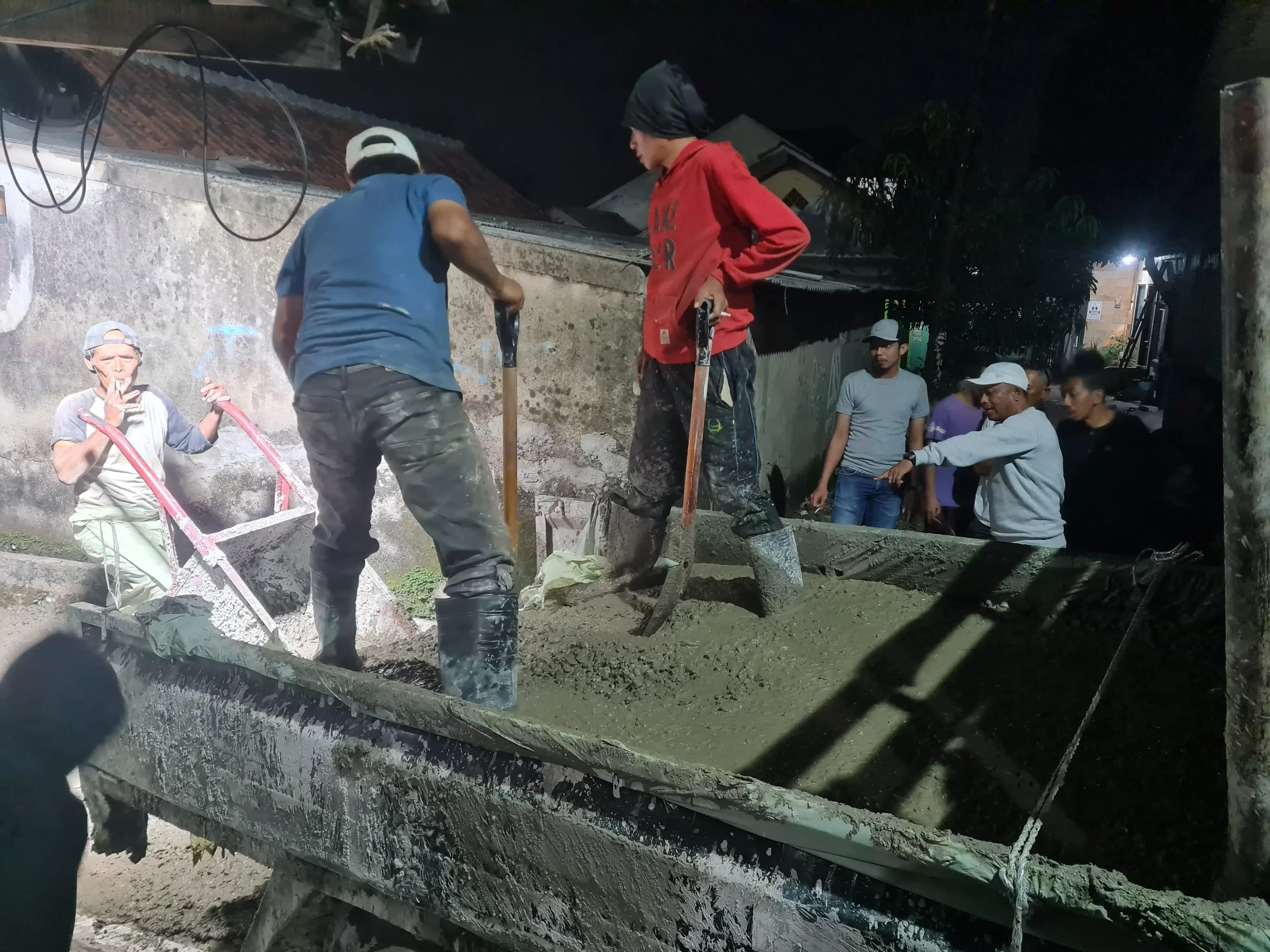 Kepala Desa Cicadas Dian Hermawan Tinjau Betonisasi Jalan di Dusun 7