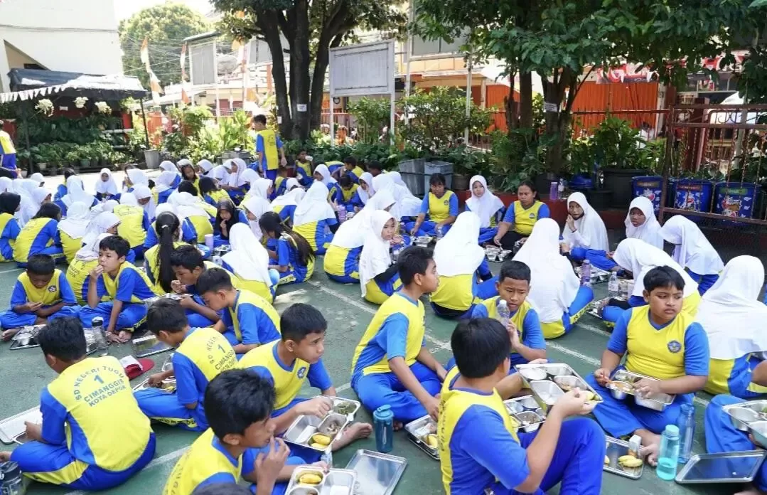 Bhayangkari Korps Brimob Polri Bagikan Makan Bergizi Gratis untuk Ribuan Siswa di Depok