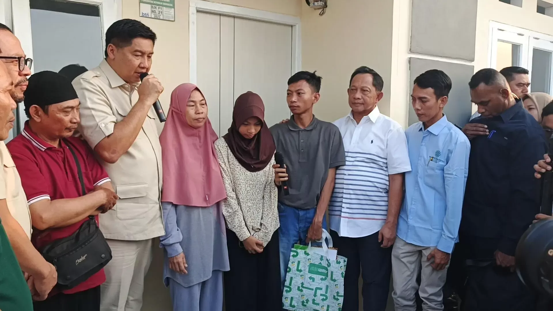 Pemerintah Serahkan Rumah Subsidi untuk Keluarga Almarhum Affan Kurniawan di Bogor