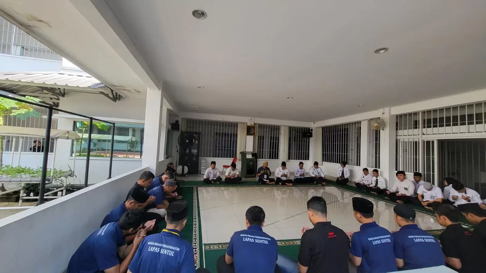 Di Tengah Gejolak Demonstrasi, Warga Binaan Lapas Sentul Angkat Tangan Berdoa untuk Negeri