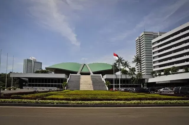 DPR RI Genap 80 Tahun: Sorotan Publik Soal Tunjangan dan Kontroversi Anggota