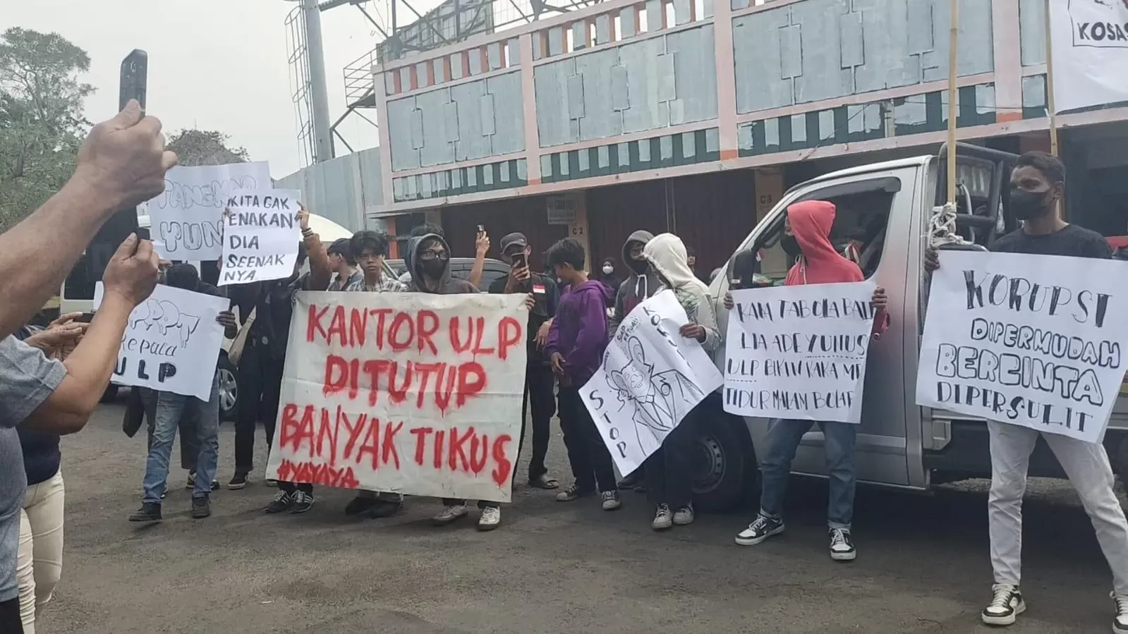 Puluhan Massa Koalisi Anti Korupsi Geruduk ULPBJ Kabupaten Bogor, Tuding Ada Monopoli Proyek