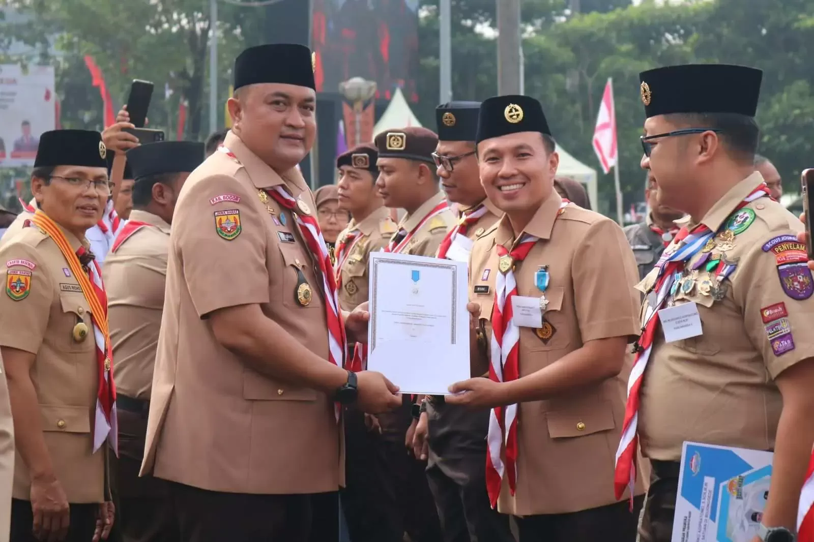 Gebyar Hari Pramuka ke-64: Bupati Bogor Serahkan Lencana Panca Warsa I Kepada Kalapas Cibinong