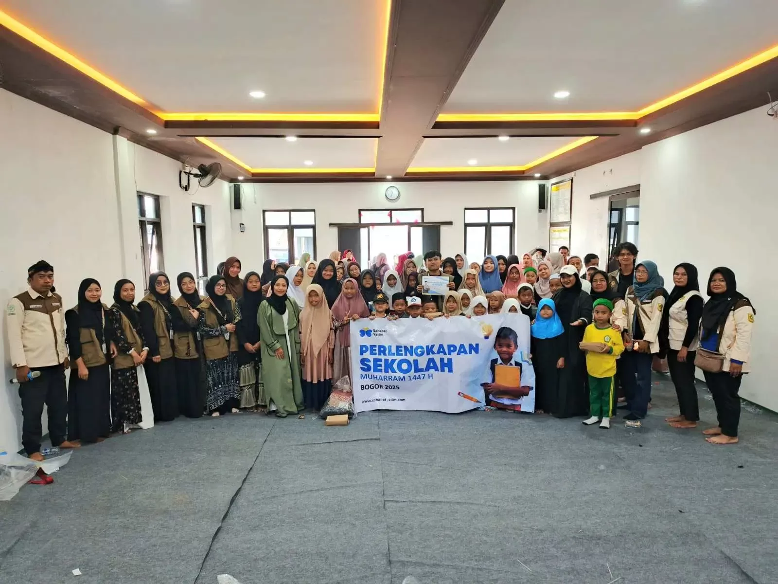 Yayasan Sahabat Yatim dan IPSM Cijeruk Bagikan 100 Pasang Sepatu Baru untuk Anak Yatim Desa Cipelang