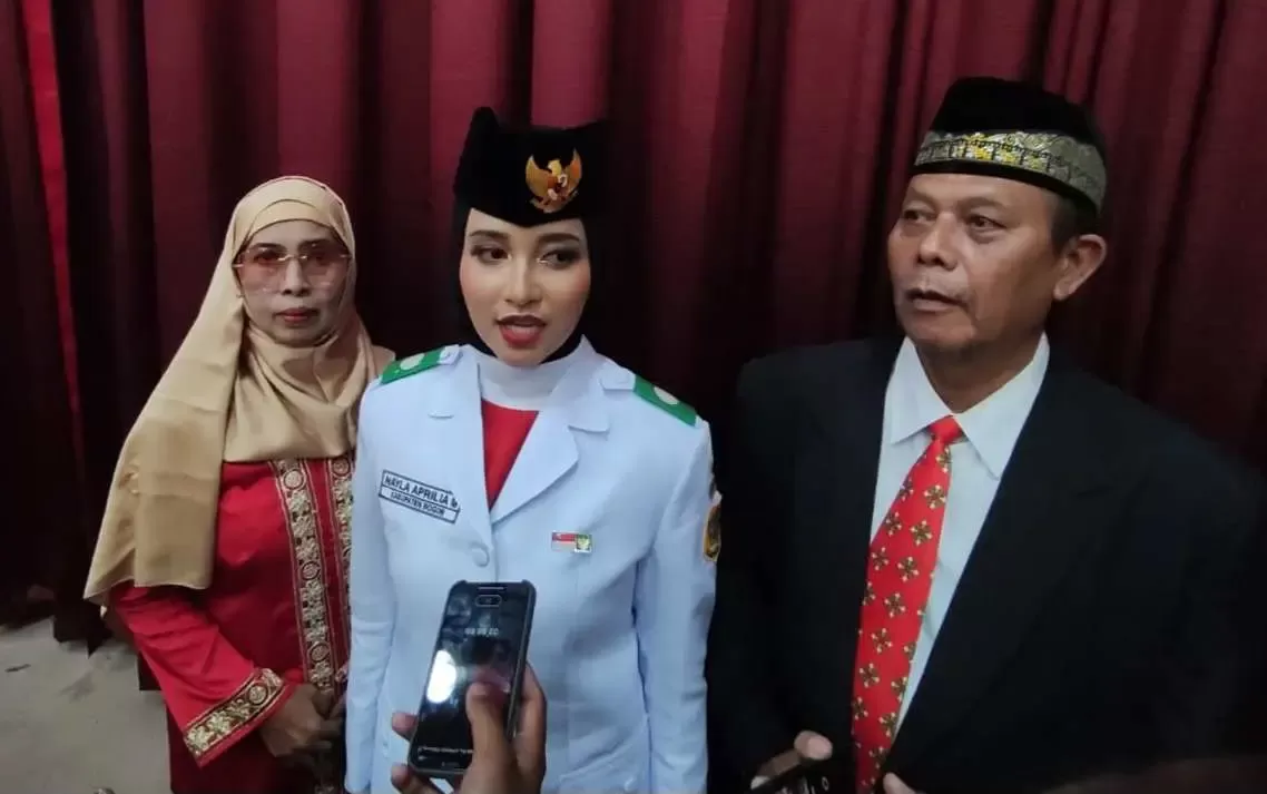Dari Pesantren ke Lapangan Tegar Beriman, Kisah Nayla Santri MAN 1 Cibinong Pembawa Baki di HUT RI ke-80 Kabupaten Bogor