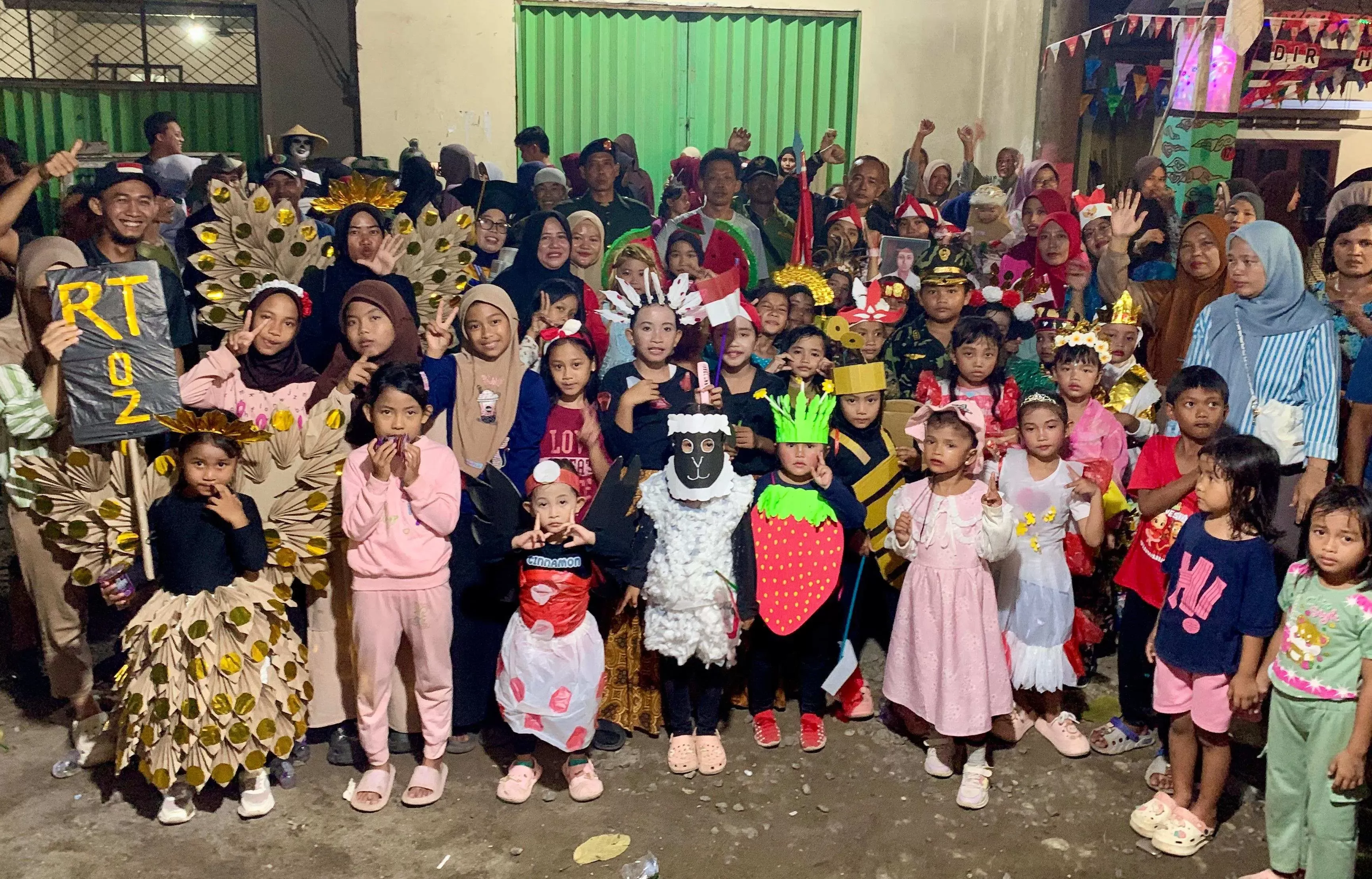 Warga RW 09 Cicadas Meriahkan Malam 17 Agustus dengan Karnaval Kostum Adat dan Tokoh Nasional