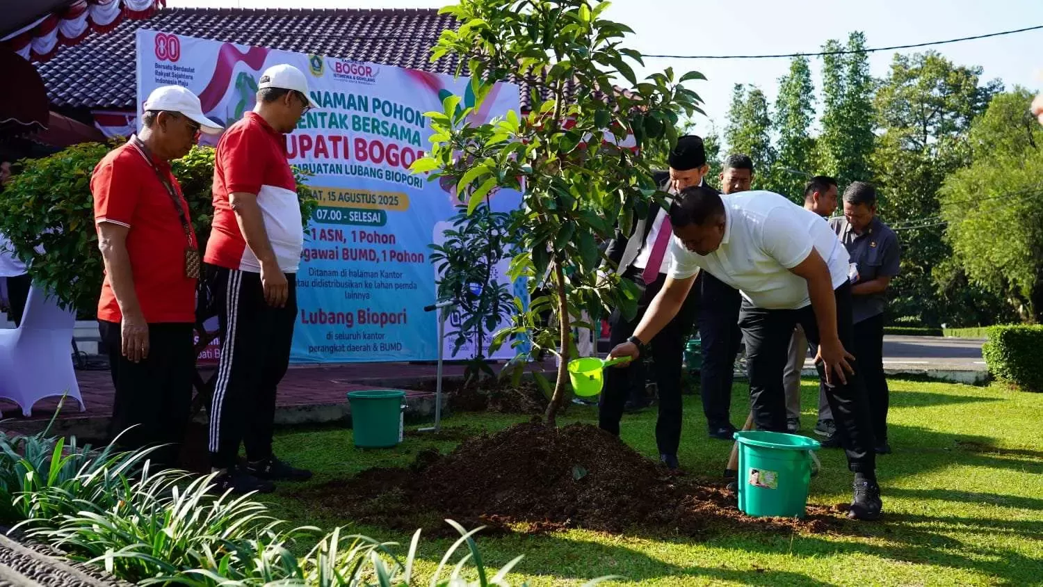 Bupati Bogor Canangkan Gerakan 1 ASN 1 Pohon dan Wajibkan Pengelolaan Sampah Mandiri