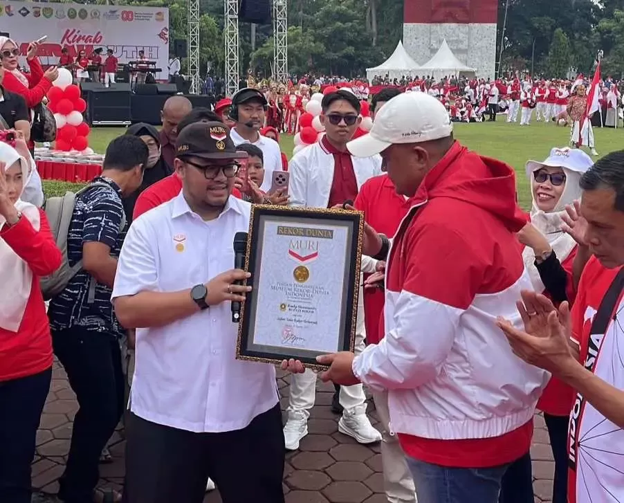 Bupati Bogor Pimpin Kirab Merah Putih HUT RI ke-80, Raih Rekor MURI Sajian Talas Terbanyak