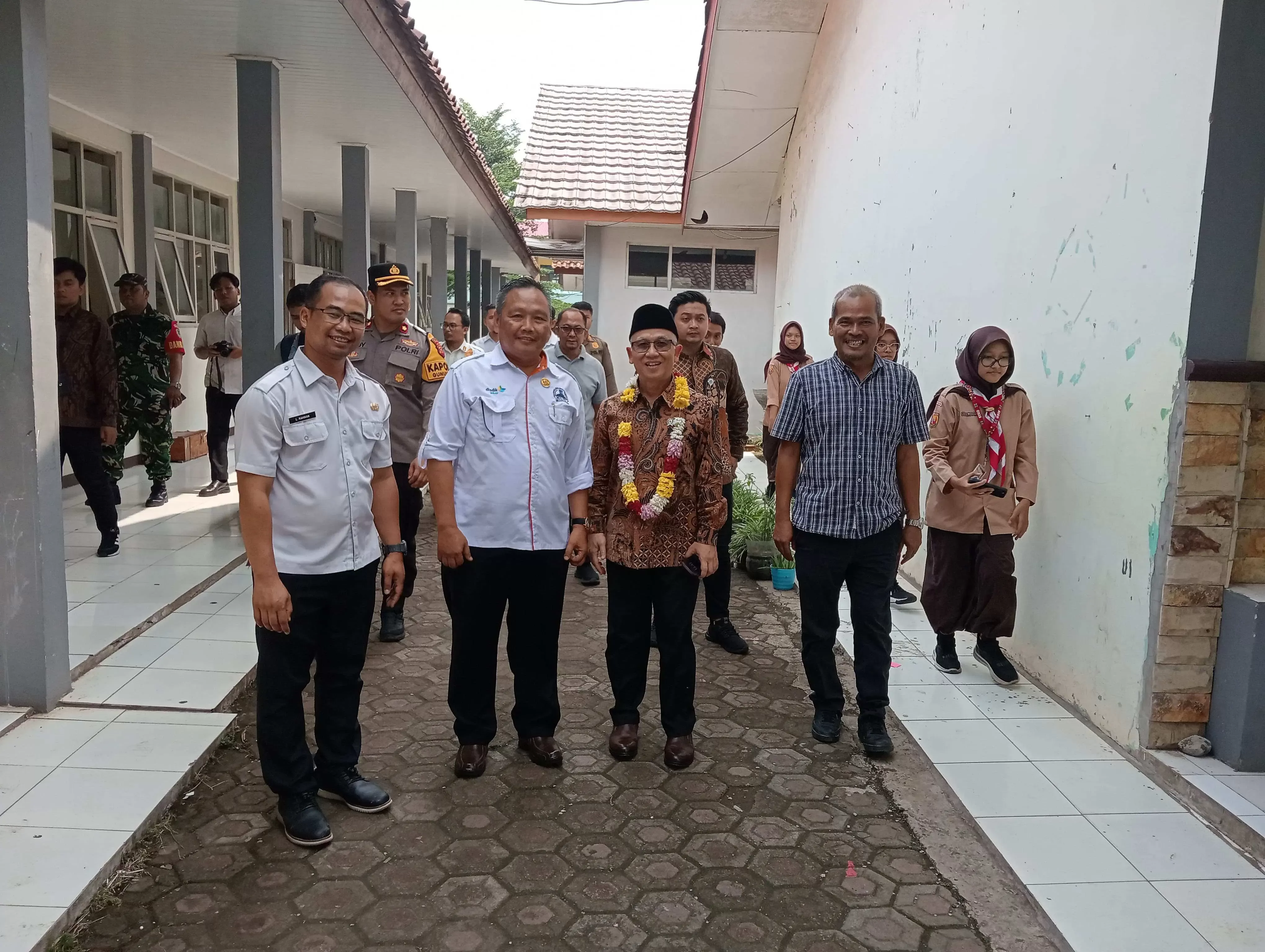 Wamendikdasmen Atip Latipulhayat Tinjau Revitalisasi SMAN 1 Gunung Putri Bogor