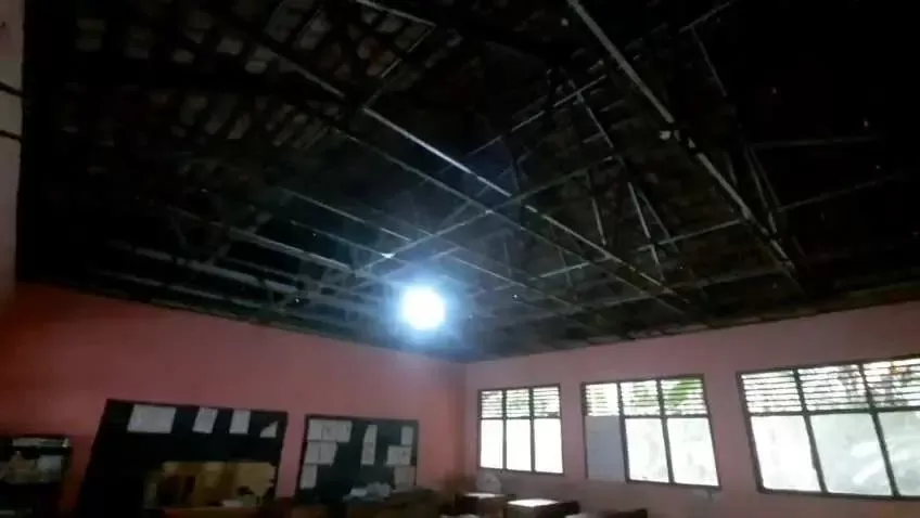 SDN 04 Gunungsari Rusak Parah, Atap Roboh dan Dinding Retak, Segera Dapat Perbaikan