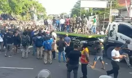 Demo Memanas di Pati, Massa Lempari Kantor Bupati dan Pecahkan Kaca Sekretariat