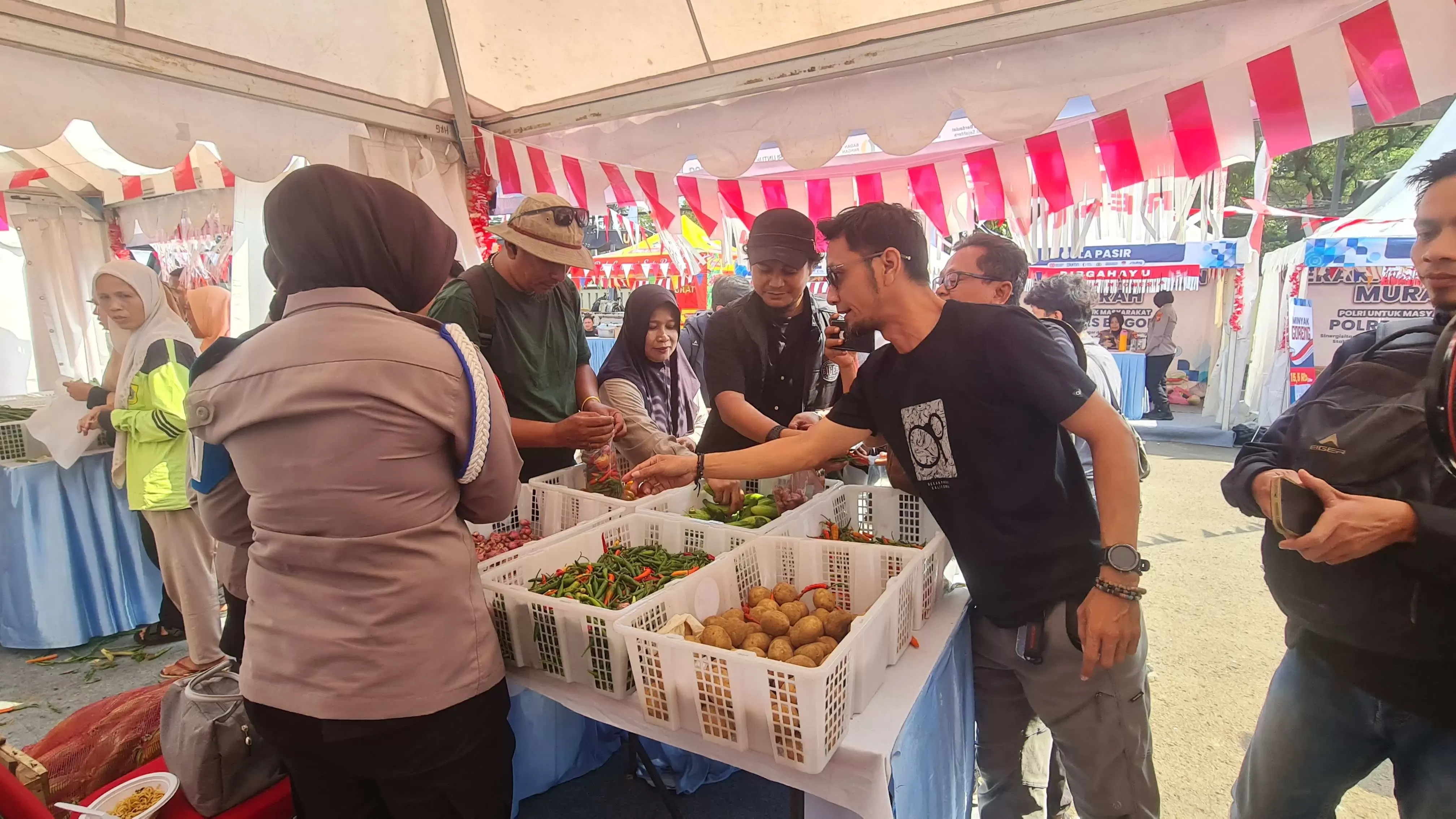 Polres Bogor Gelar Gerakan Pangan Murah, Sayur Gratis Jadi Buruan Warga