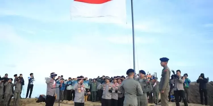 Polda Jabar Kibarkan Merah Putih di Puncak Gunung Ciremai untuk Rayakan HUT RI ke-80