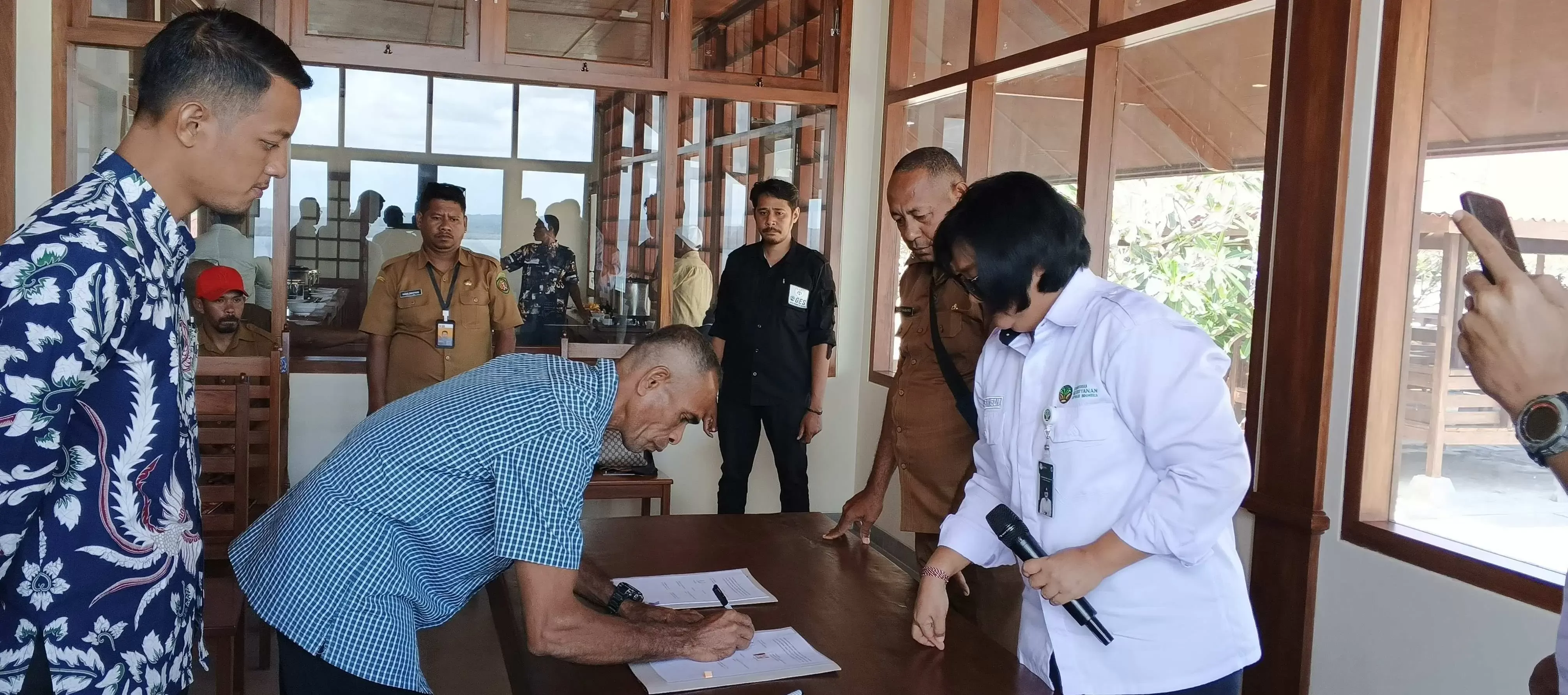 Kepala Desa Sofyanin Dampingi Kelompok Perhutanan Sosial Teken Kerja Sama Strategis dengan PT Asia Pasifik