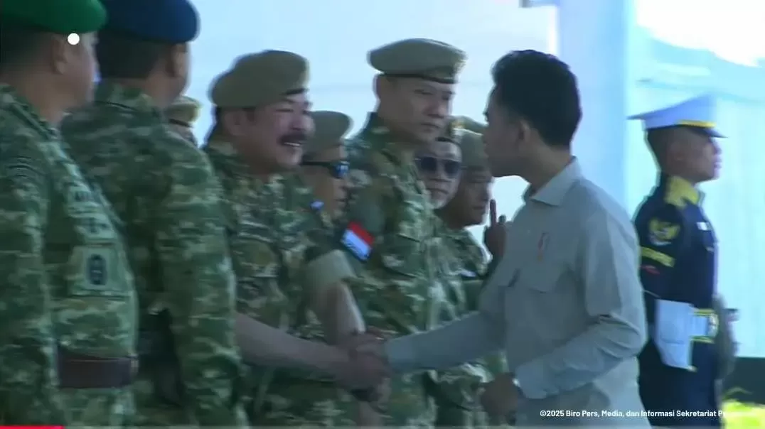 Gibran Lewati AHY Tanpa Jabat Tangan, Isyarat Retaknya Kabinet?