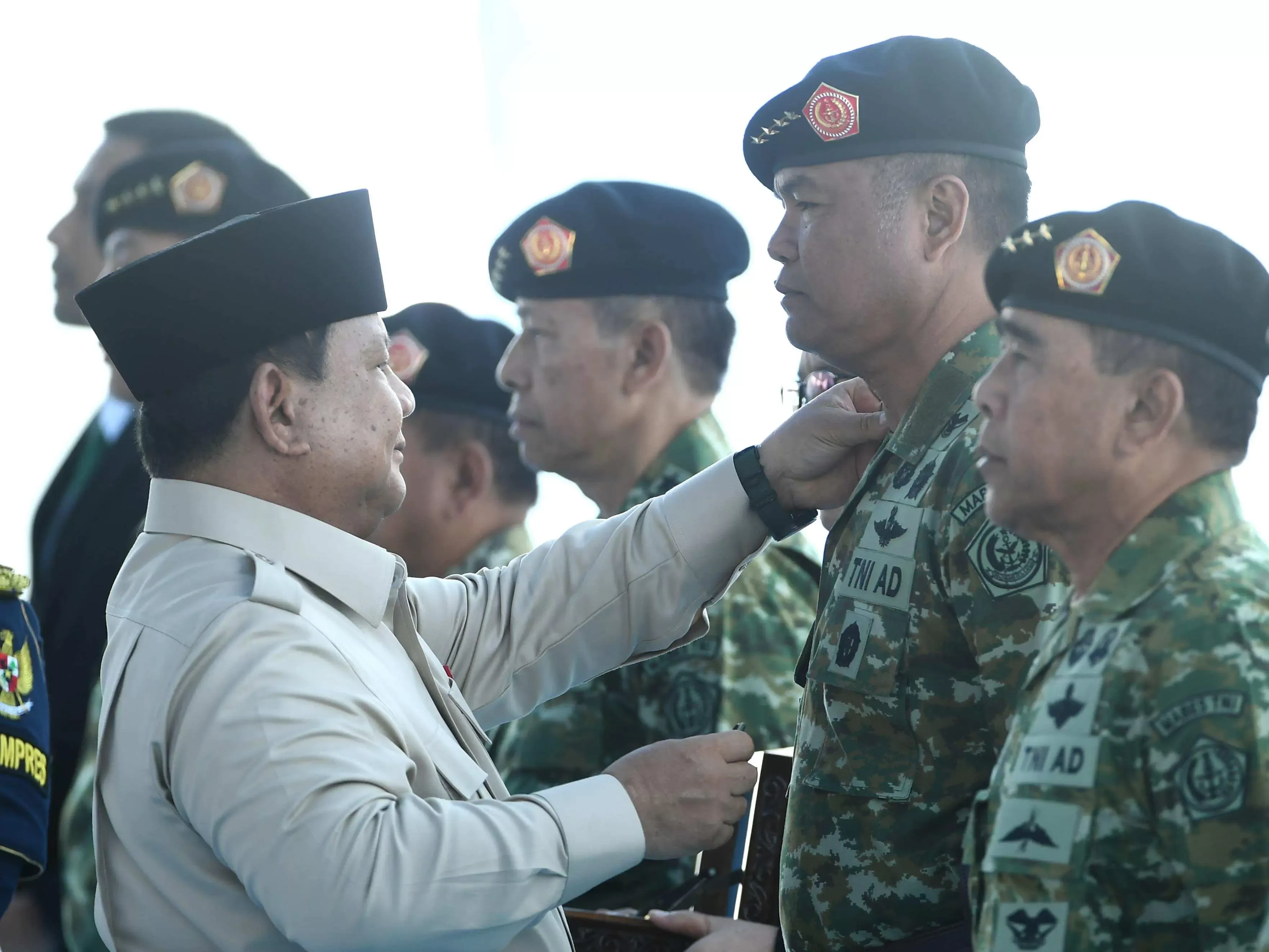Prabowo Anugerahkan Pangkat Kehormatan Jenderal dan Bintang Sakti kepada Purnawirawan TNI di Batujajar