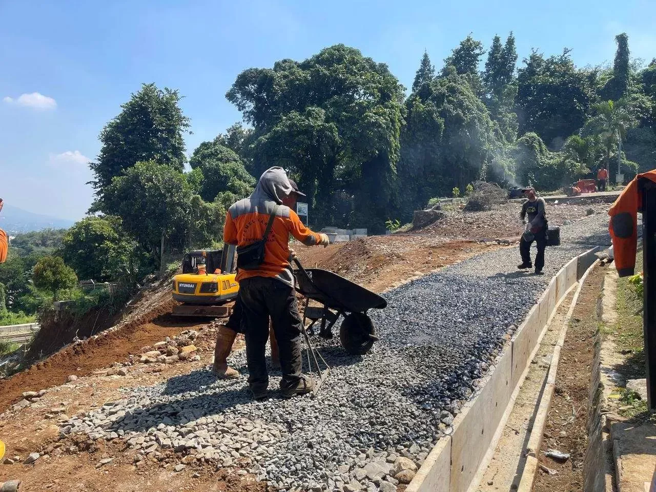 Pembangunan Jalan Batutulis Dinilai Lambat, Warga Masih Terganggu Akses