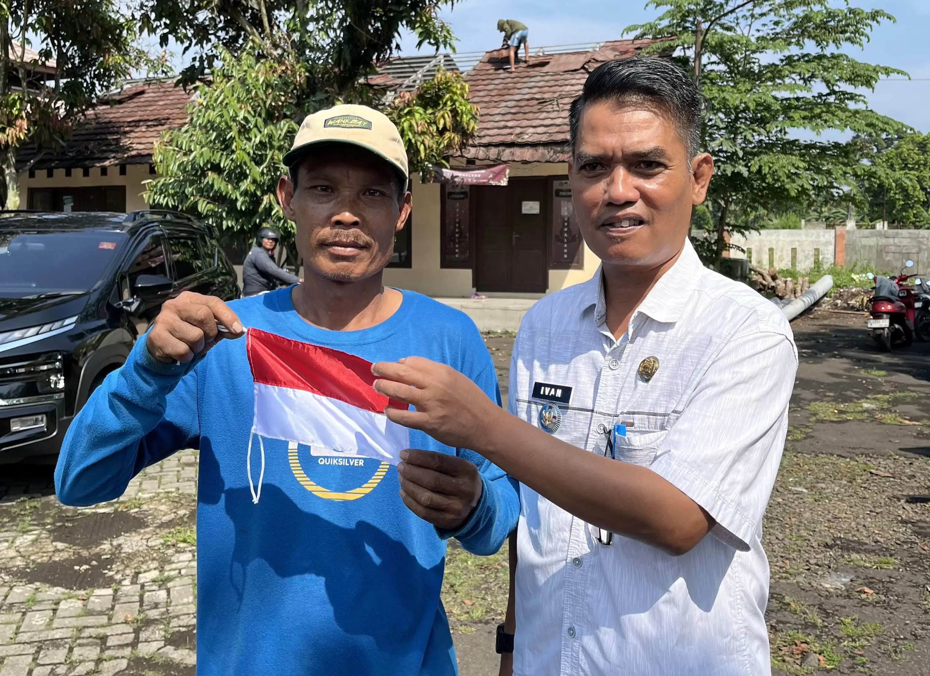Camat Tajurhalang Bagikan Ratusan Bendera Merah Putih Sambut HUT ke-80 RI