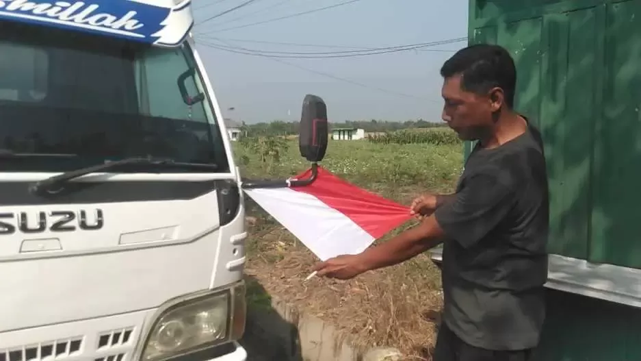 Tepis Isu Bendera One Piece, Warga dan Sopir Truk di Kecamatan Soko Tuban Kompak Kibarkan Merah Putih