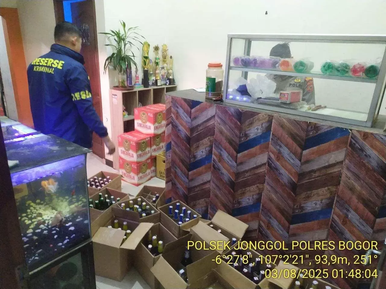 Polsek Jonggol Sita Ratusan Botol Miras dalam Operasi Pekat, Toko di Citra Indah Digerebek