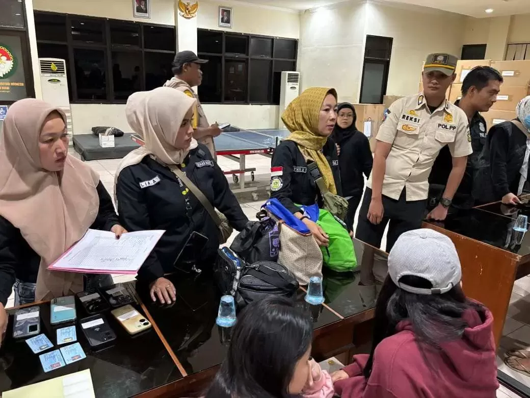 Satpol PP Bogor Amankan 6 WTS dan 1 Pria Hidung Belang dalam Operasi Pekat di Cikaret Cibinong