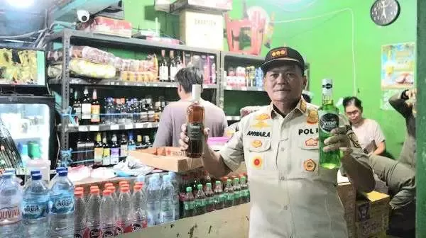 Satpol PP Bogor Grebek Warung Jual Miras Online di Ciampea, Ratusan Botol Diamankan