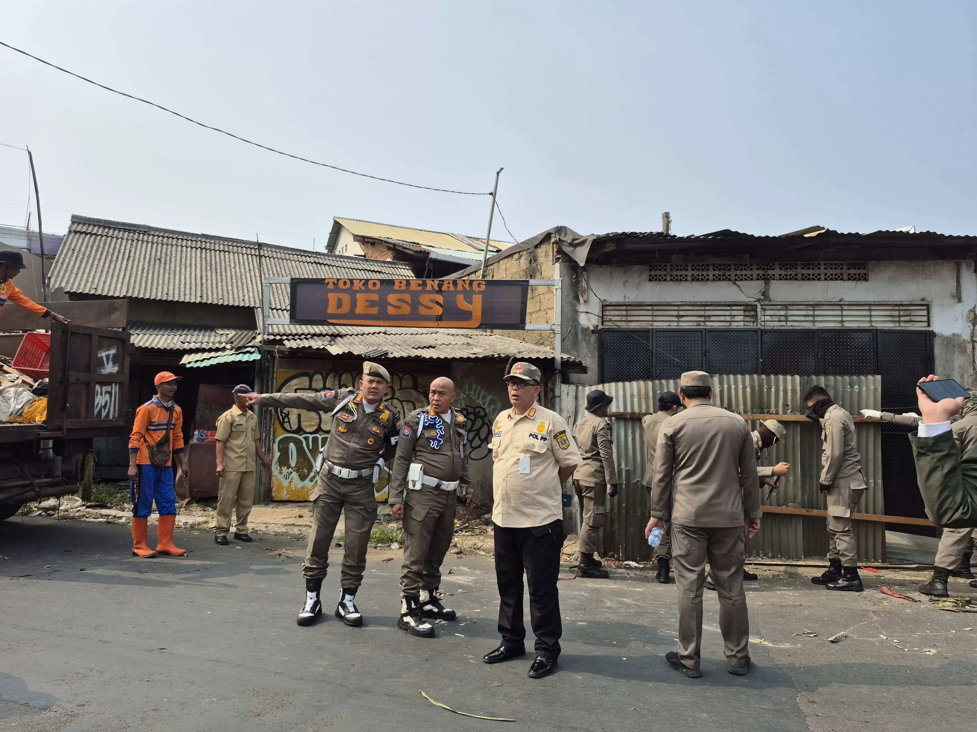 Satpol PP Kabupaten Bogor Tertibkan Bangunan dan PKL di Parung, 20 Lapak Dibongkar