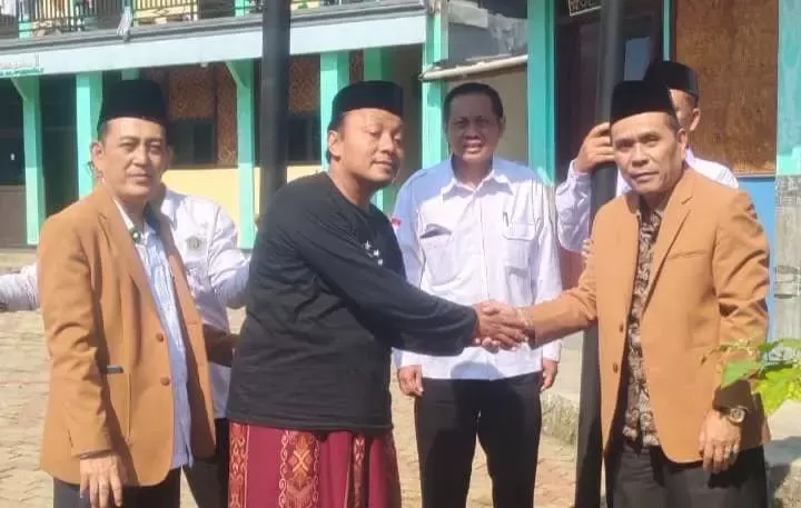 Tanah Wakaf di Desa Cicadas Diserahkan untuk Pembangunan Pondok Pesantren