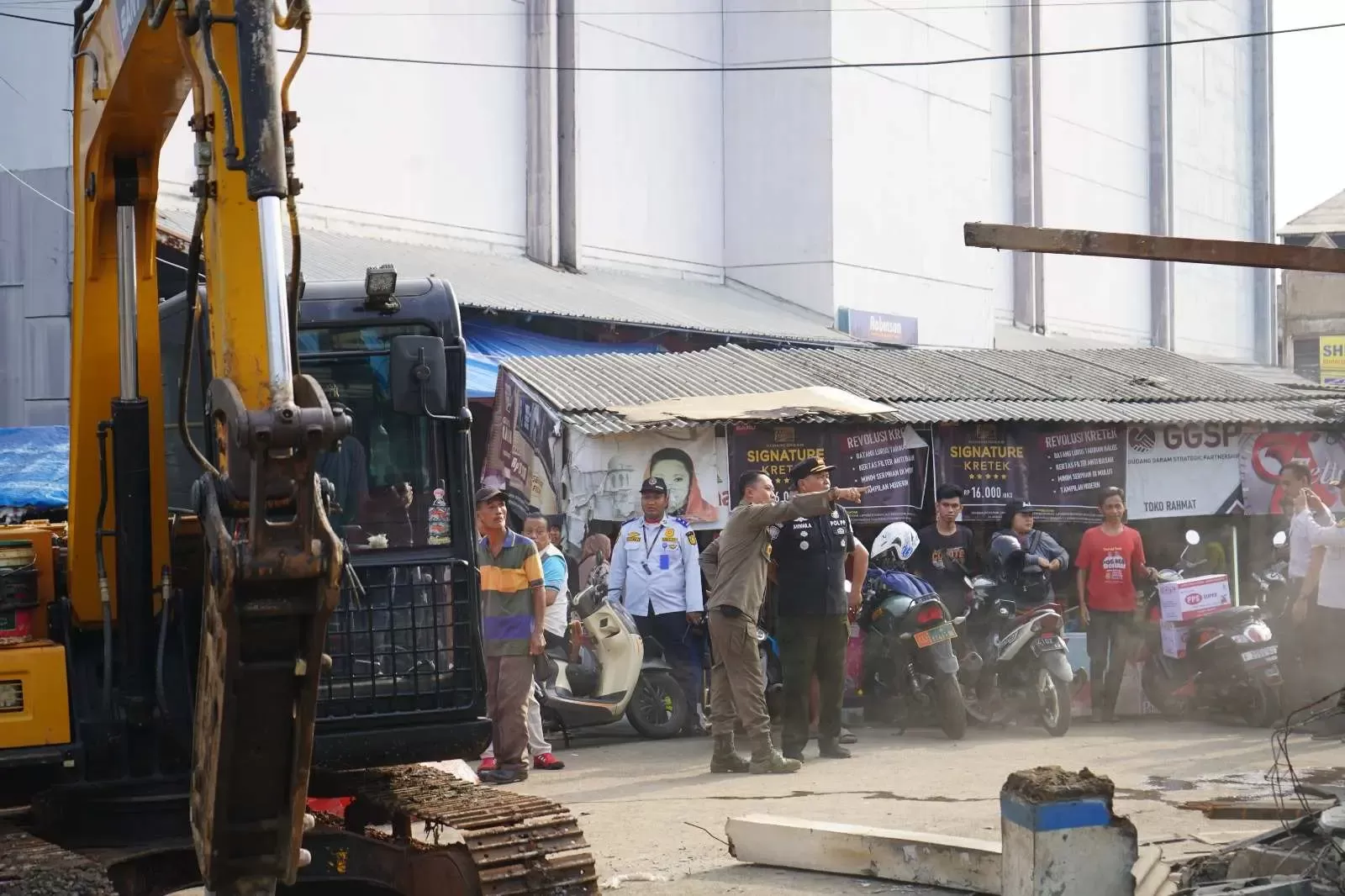 Satpol PP Tertibkan 23 Bangunan Liar dan PKL di Terminal Cibinong, Dua Warung Miras Dibongkar