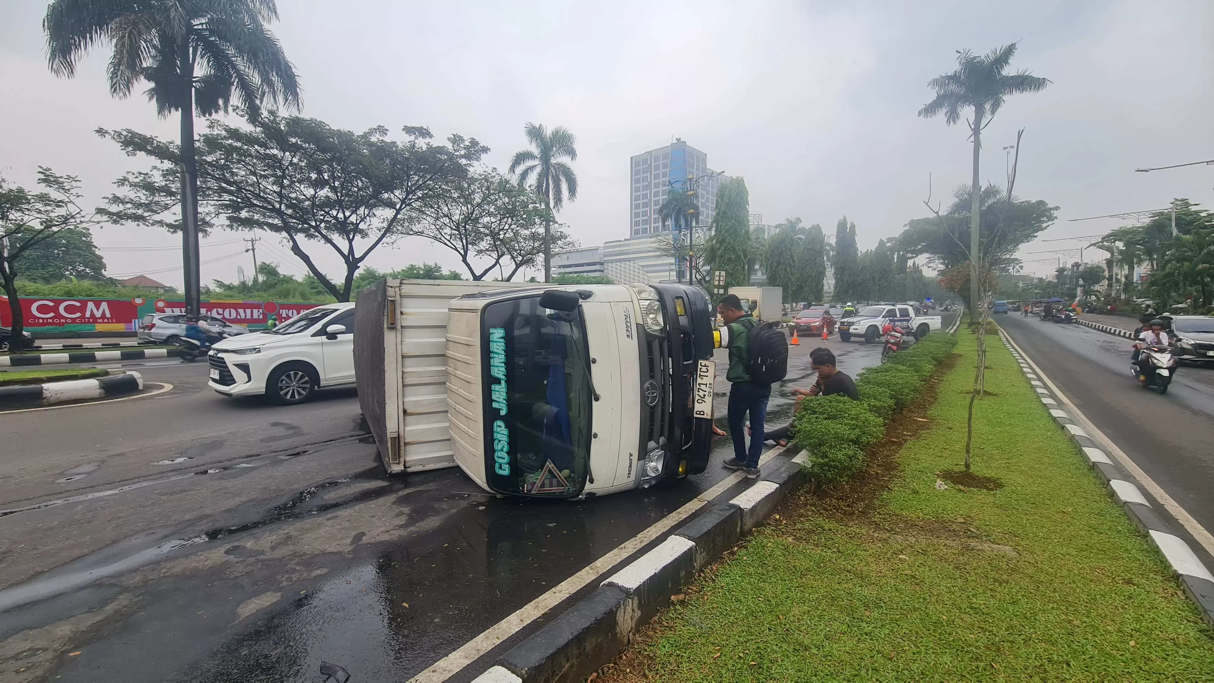 Hindari Minibus Putar Balik, Mobil Box Bermuatan Minuman Terguling di Jalan Raya Tegar Beriman
