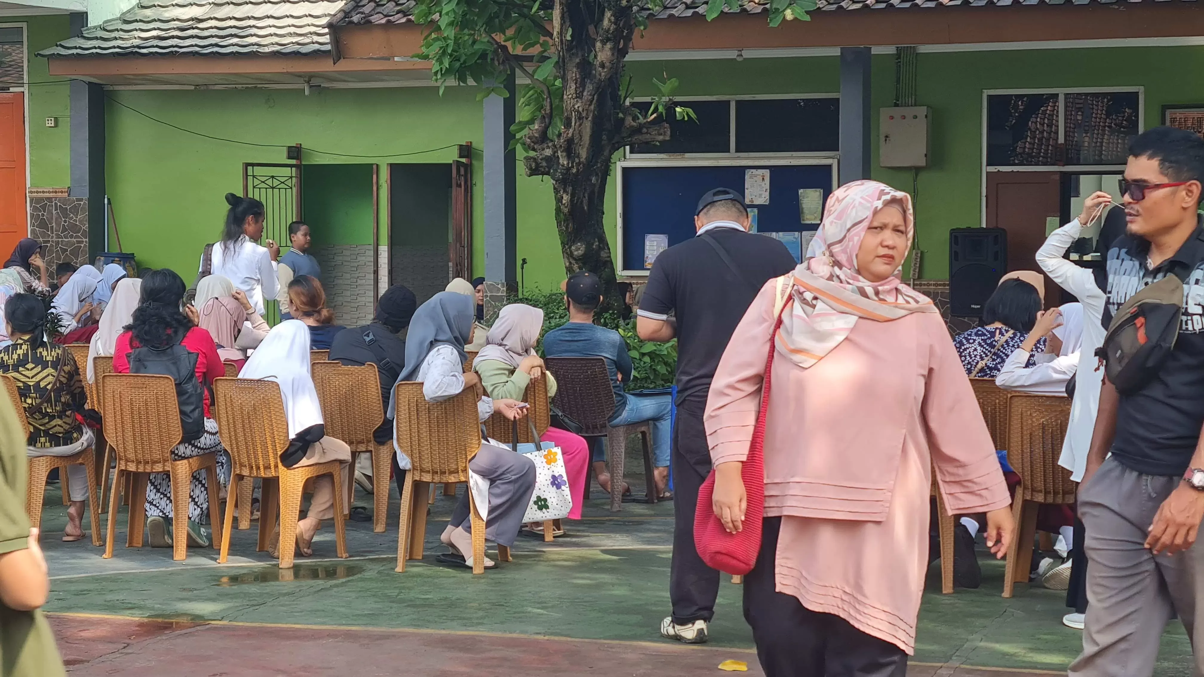 Antusias Tinggi! Daftar Ulang SPMB SMPN 1 Gunungputri Dipadati Wali Murid
