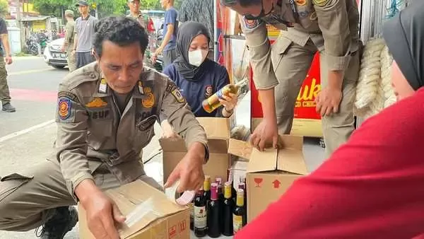 Satpol PP Bogor Gerebek Warung Penjual Miras Ilegal di Ciawi, 804 Botol Disita