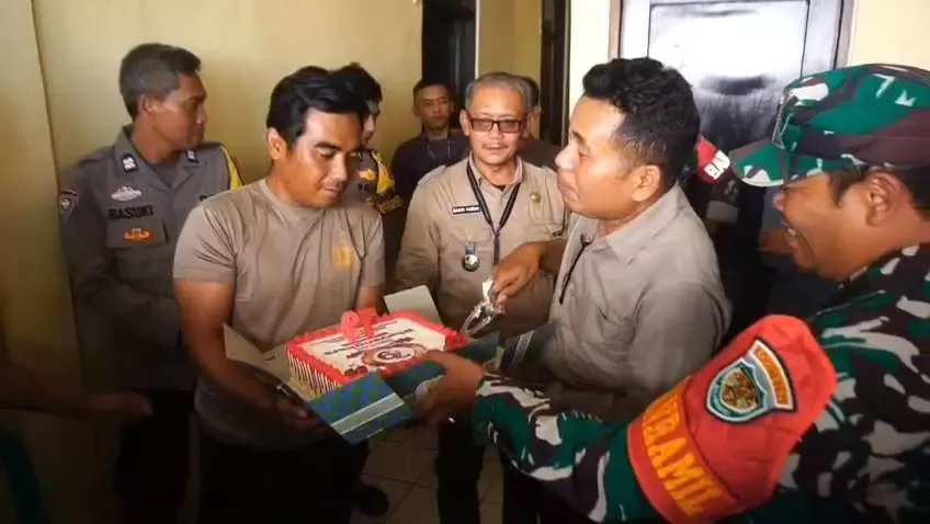 Camat Sukamakmur dan Danramil Beri Kejutan Kue Ulang Tahun untuk Kapolsek di Hari Bhayangkara ke-79