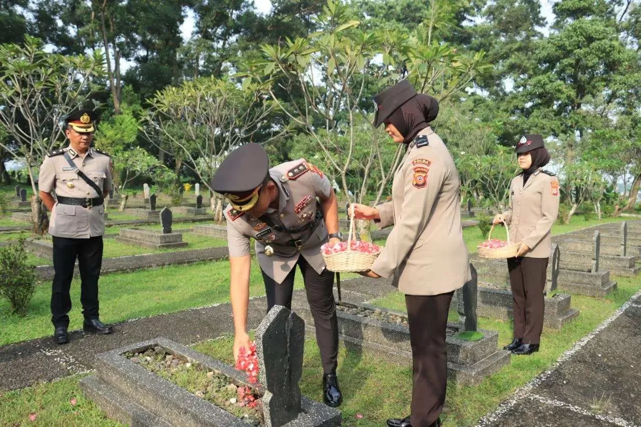 Polres Bogor Gelar Ziarah dan Tabur Bunga di TMP Pondok Rajeg Sambut HUT Bhayangkara ke-79
